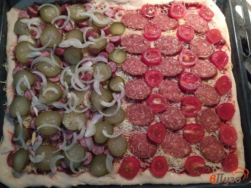 Фото приготовление рецепта: Пицца итальянская с пеперони два сезона шаг №5