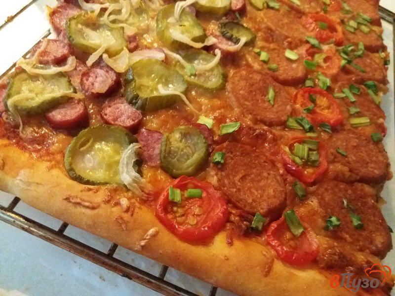 Фото приготовление рецепта: Пицца итальянская с пеперони два сезона шаг №6