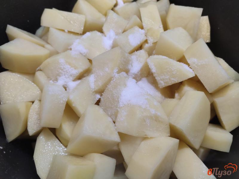 Фото приготовление рецепта: Картофель с курицей овощами и томатной пастой шаг №4