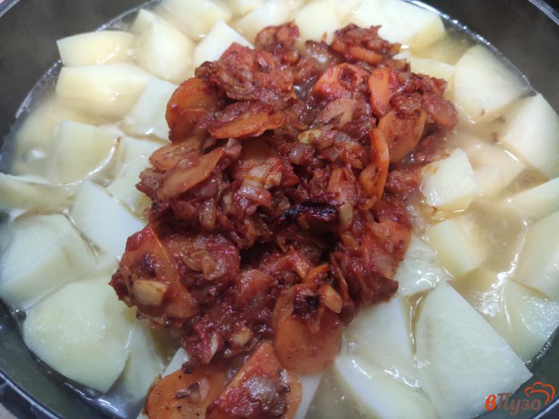 Фото приготовление рецепта: Картофель с курицей овощами и томатной пастой шаг №10