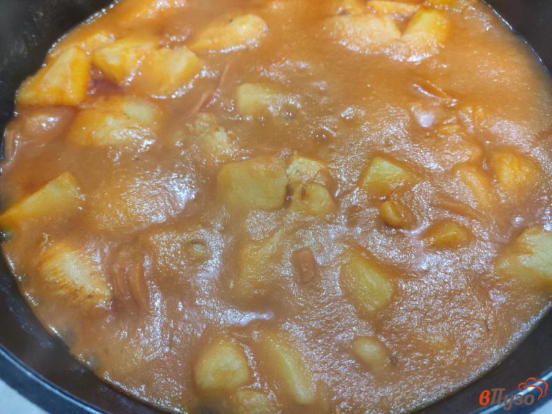 Фото приготовление рецепта: Картофель с курицей овощами и томатной пастой шаг №11