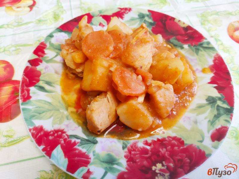 Фото приготовление рецепта: Картофель с курицей овощами и томатной пастой шаг №12