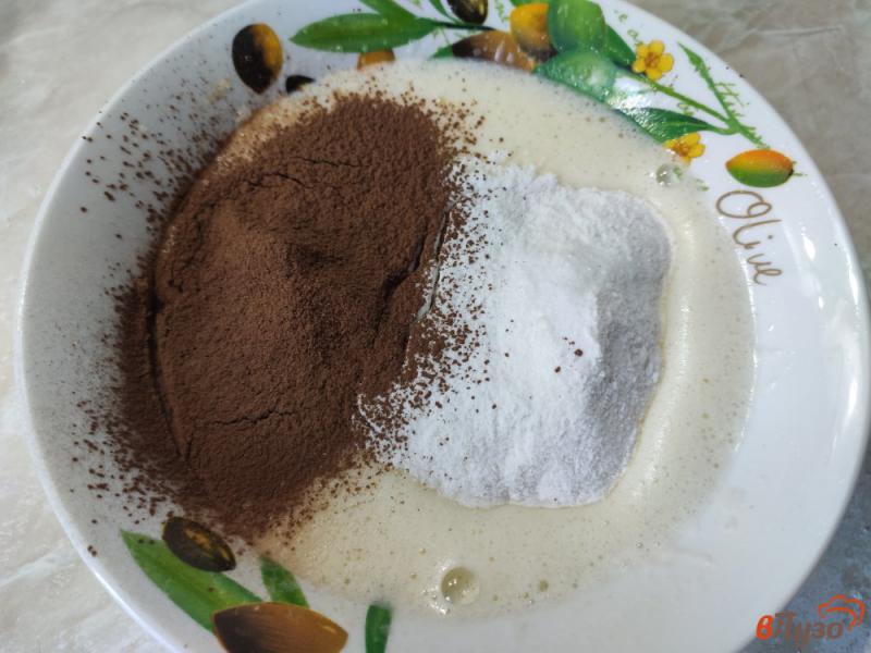 Фото приготовление рецепта: Шоколадный тортик с творожным кремом в микроволновке шаг №4