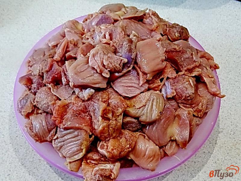 Фото приготовление рецепта: Тушенка из куриных желудков и грудинки шаг №1