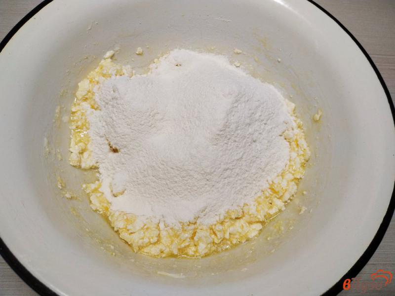 Фото приготовление рецепта: Песочный пирог с повидлом из клубники шаг №4