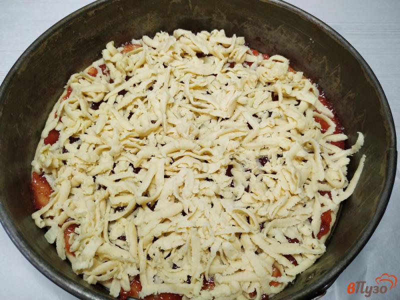 Фото приготовление рецепта: Песочный пирог с повидлом из клубники шаг №7