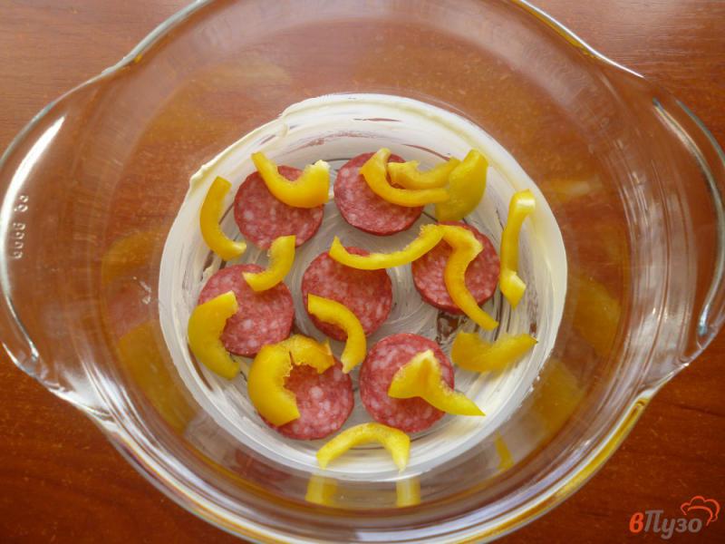 Фото приготовление рецепта: Яичница с колбасой в микроволновке шаг №3