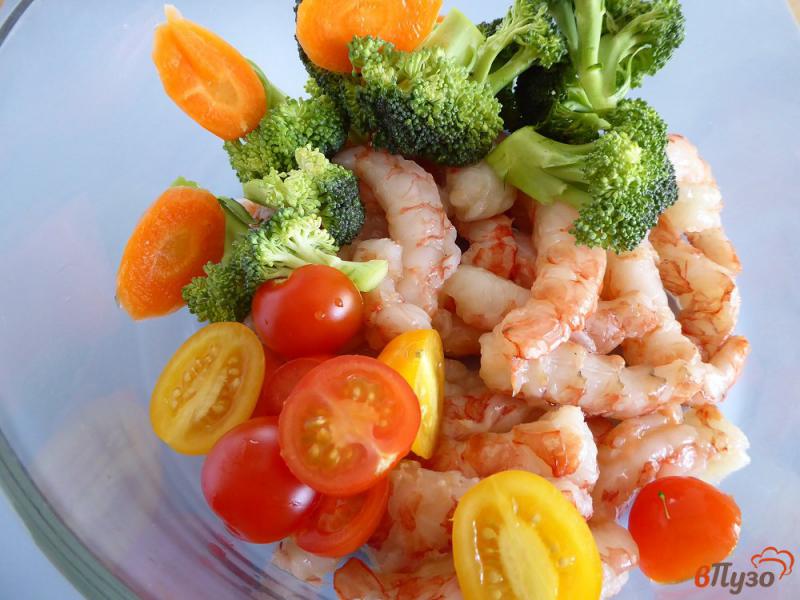 Фото приготовление рецепта: Креветки с овощами запеченные в духовке шаг №4