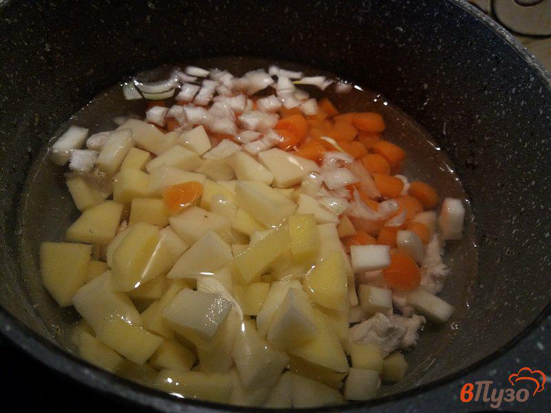 Фото приготовление рецепта: Борщ из филе индейки со свеклой для деток шаг №4