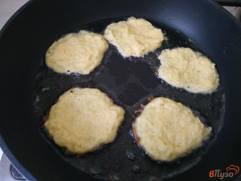 Фото приготовление рецепта: Картофельные драники с майонезом шаг №4