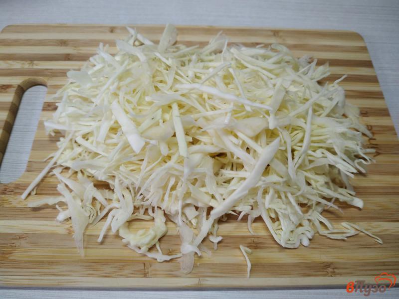 Фото приготовление рецепта: Жареные шампиньоны с салатом из капусты шаг №1
