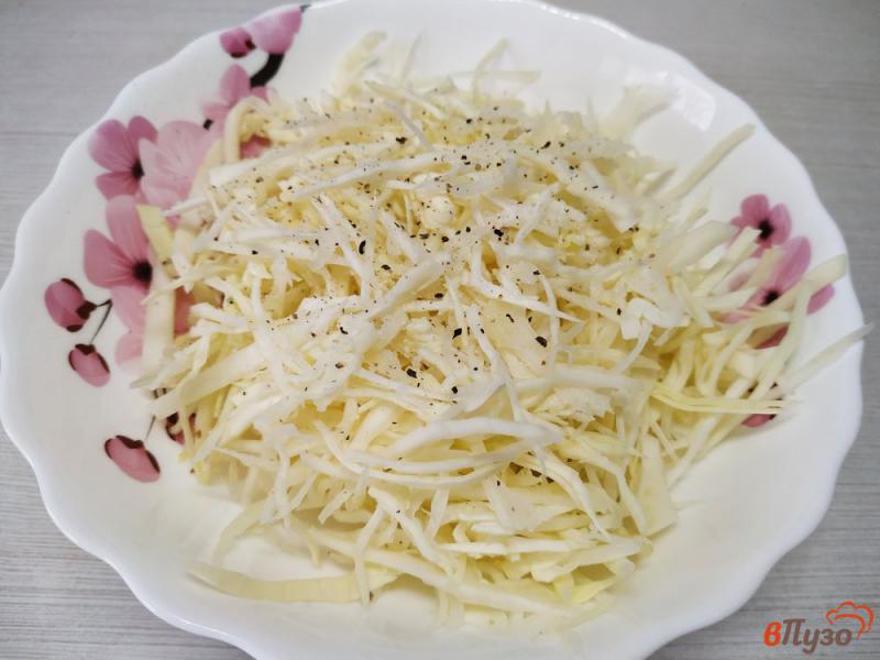 Фото приготовление рецепта: Жареные шампиньоны с салатом из капусты шаг №5