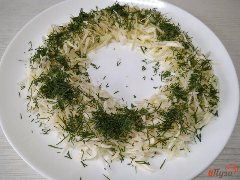 Фото приготовление рецепта: Жареные шампиньоны с салатом из капусты шаг №6
