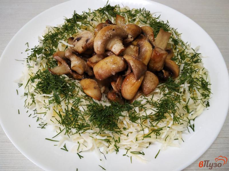 Фото приготовление рецепта: Жареные шампиньоны с салатом из капусты шаг №7