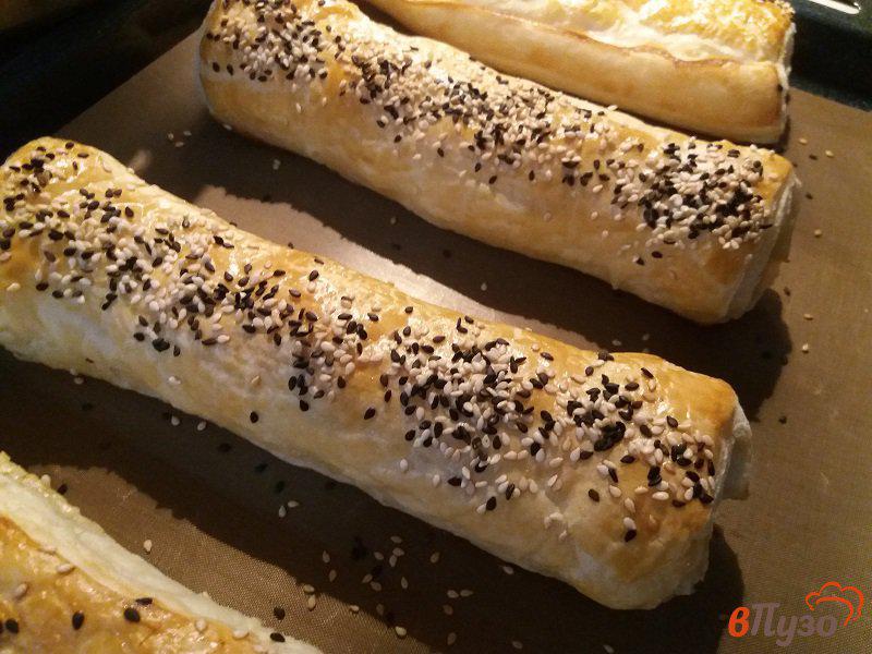 Фото приготовление рецепта: Слоеные трубочки-пирожки со свининой и жаренным луком шаг №9