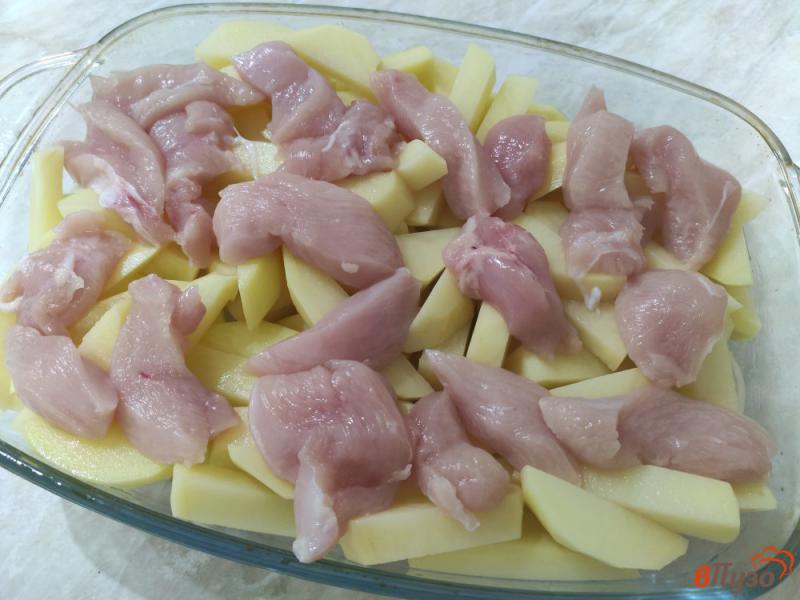 Фото приготовление рецепта: Картофель запёченный с курицей в сметане и кетчупе шаг №6