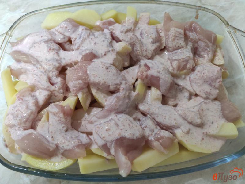 Фото приготовление рецепта: Картофель запёченный с курицей в сметане и кетчупе шаг №7