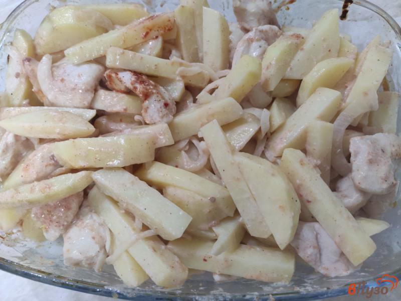 Фото приготовление рецепта: Картофель запёченный с курицей в сметане и кетчупе шаг №9