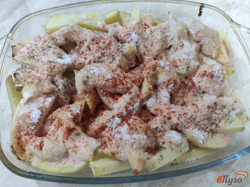Фото приготовление рецепта: Картофель запёченный с курицей в сметане и кетчупе шаг №8