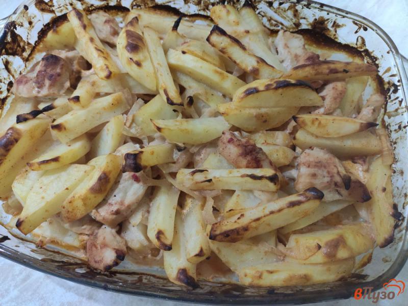 Фото приготовление рецепта: Картофель запёченный с курицей в сметане и кетчупе шаг №10