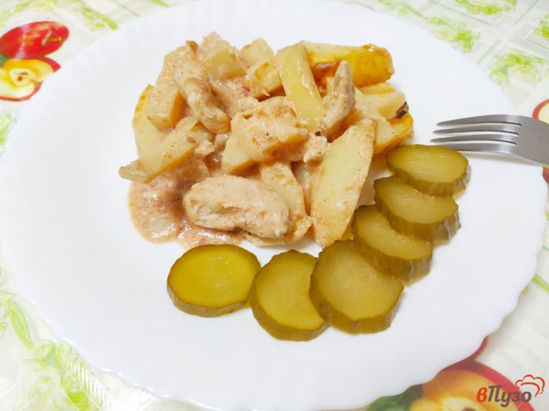 Фото приготовление рецепта: Картофель запёченный с курицей в сметане и кетчупе шаг №11