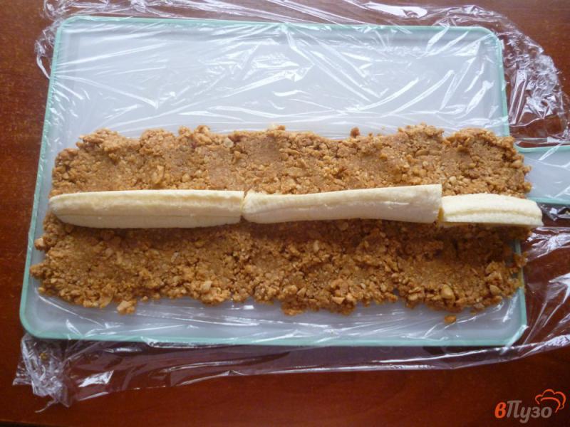 Фото приготовление рецепта: Конфеты из печенья с бананом шаг №4