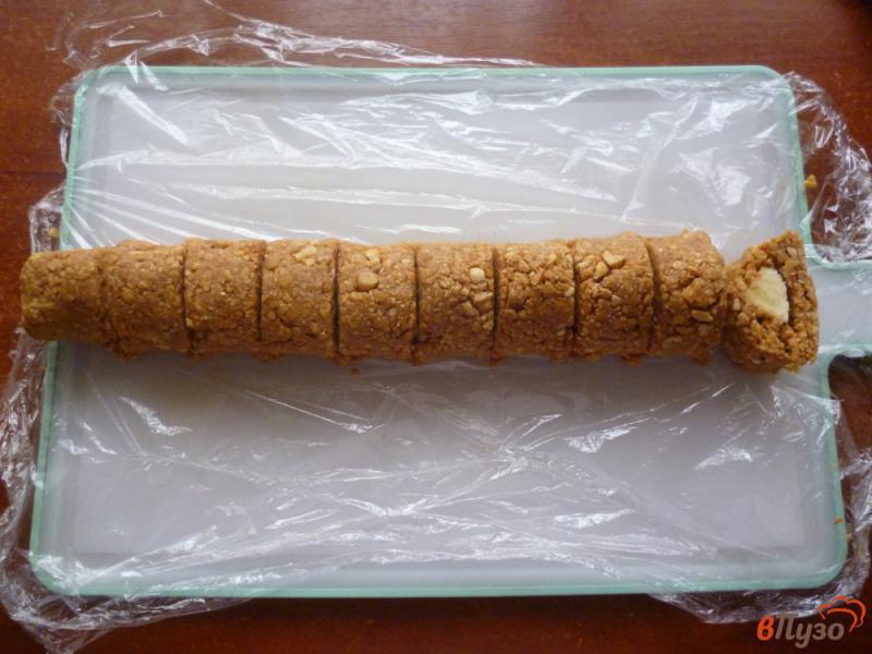 Фото приготовление рецепта: Конфеты из печенья с бананом шаг №6