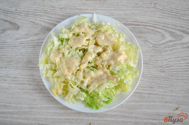Фото приготовление рецепта: Салат с тунцом и пекинской капустой шаг №4