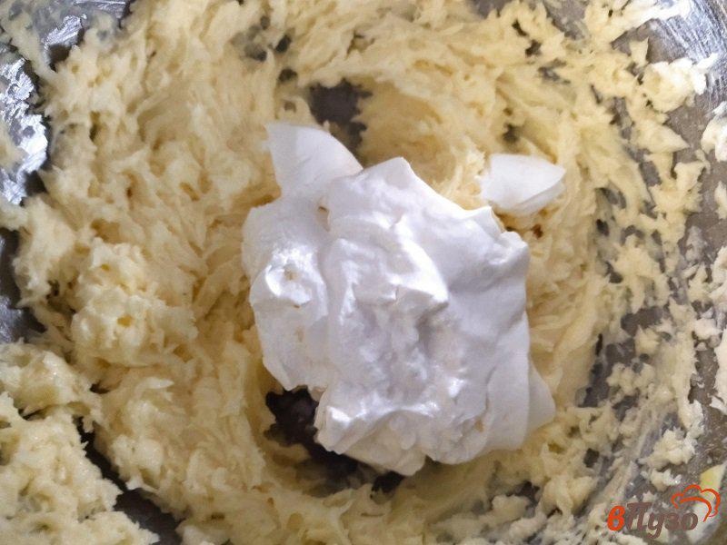 Фото приготовление рецепта: Торт со сметанным кремом черносливом и грецкими орехами шаг №9