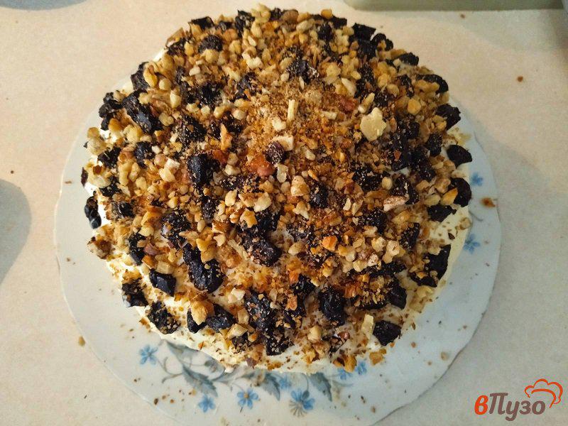 Фото приготовление рецепта: Торт со сметанным кремом черносливом и грецкими орехами шаг №15