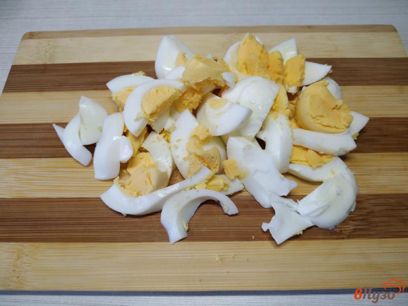 Фото приготовление рецепта: Салат из яиц и копчёной колбасой шаг №2