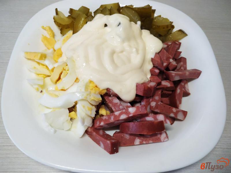 Фото приготовление рецепта: Салат из яиц и копчёной колбасой шаг №4