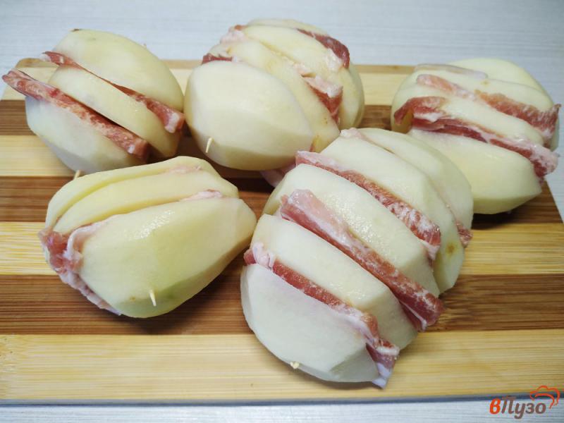 Фото приготовление рецепта: Запечённый картофель со свиной грудинкой шаг №4