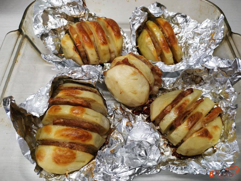 Фото приготовление рецепта: Запечённый картофель со свиной грудинкой шаг №6