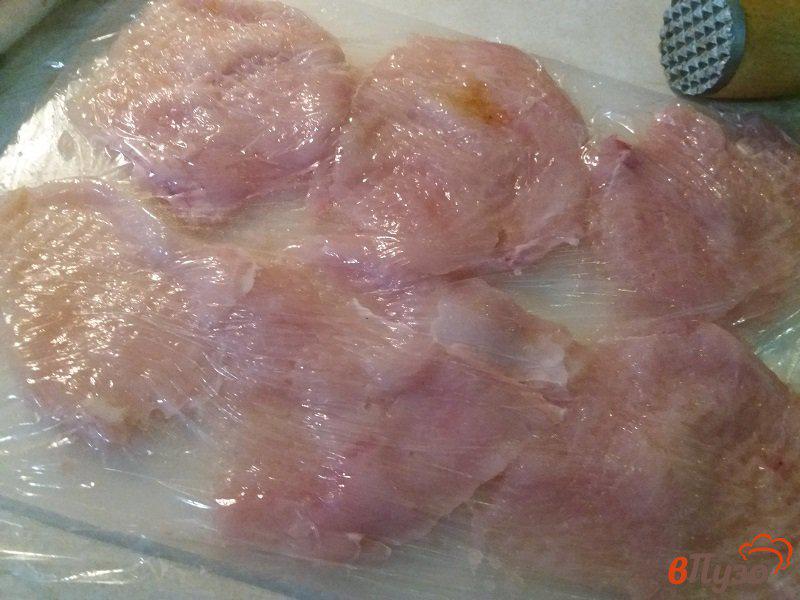 Фото приготовление рецепта: Отбивные из куриного филе в панировке из чипсов шаг №4