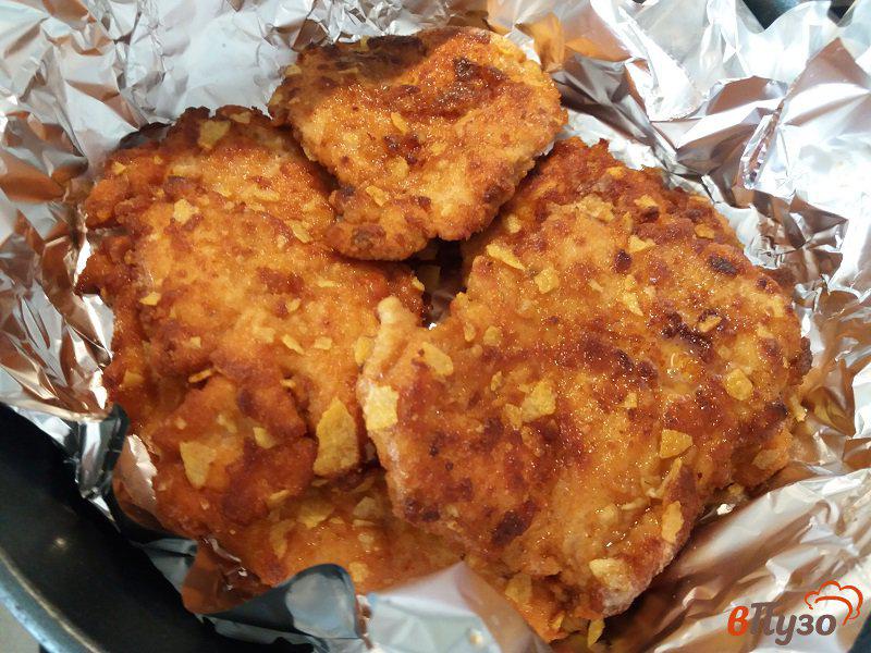 Фото приготовление рецепта: Отбивные из куриного филе в панировке из чипсов шаг №9