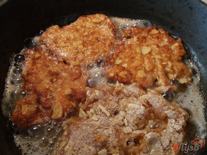 Фото приготовление рецепта: Отбивные из куриного филе в панировке из чипсов шаг №8