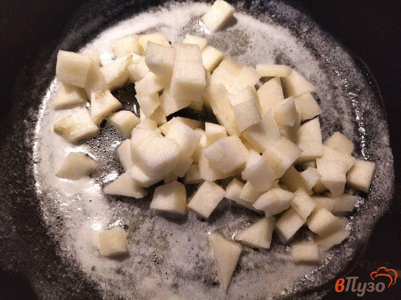 Фото приготовление рецепта: Пшённая каша с тушеными яблоками и корицей для деток шаг №3