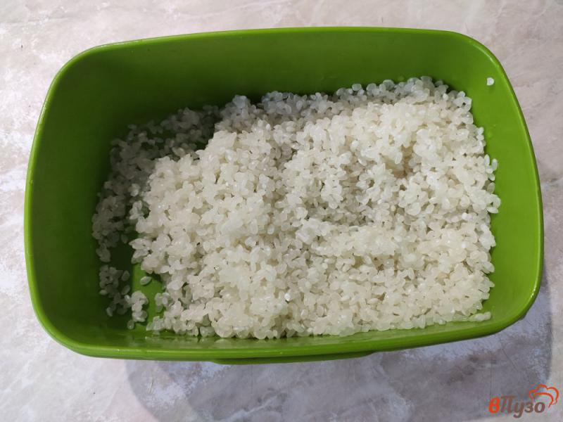 Фото приготовление рецепта: Молочная рисовая каша с изюмом шаг №1