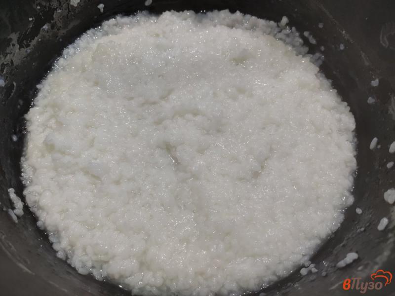 Фото приготовление рецепта: Молочная рисовая каша с изюмом шаг №2