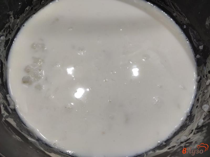 Фото приготовление рецепта: Молочная рисовая каша с изюмом шаг №4