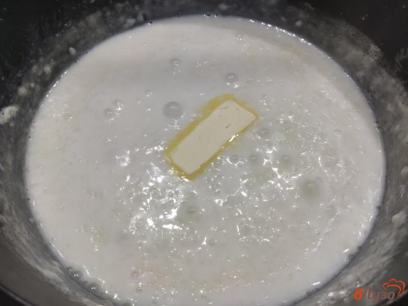 Фото приготовление рецепта: Молочная рисовая каша с изюмом шаг №5