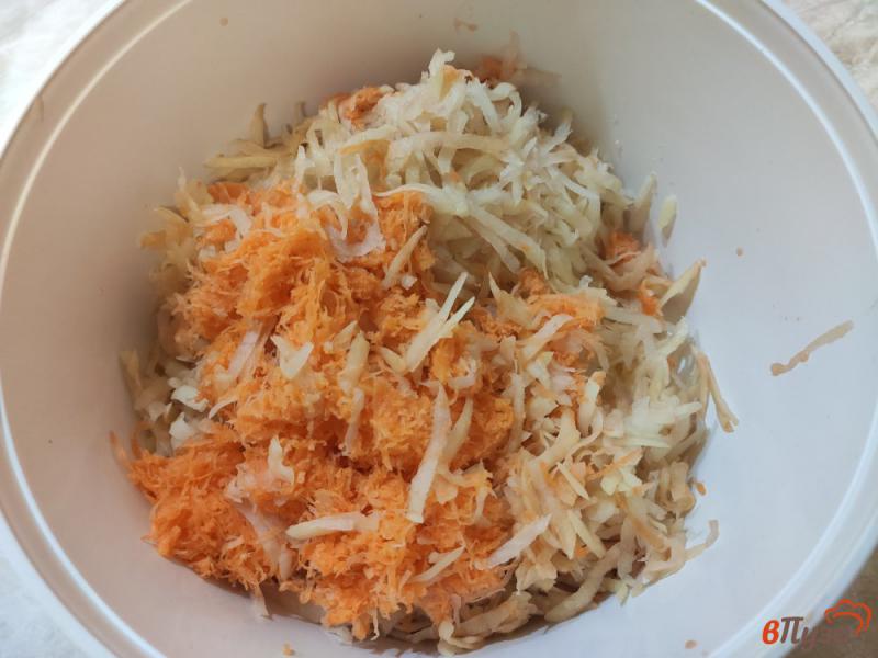 Фото приготовление рецепта: Драники с морковью и чесноком шаг №2