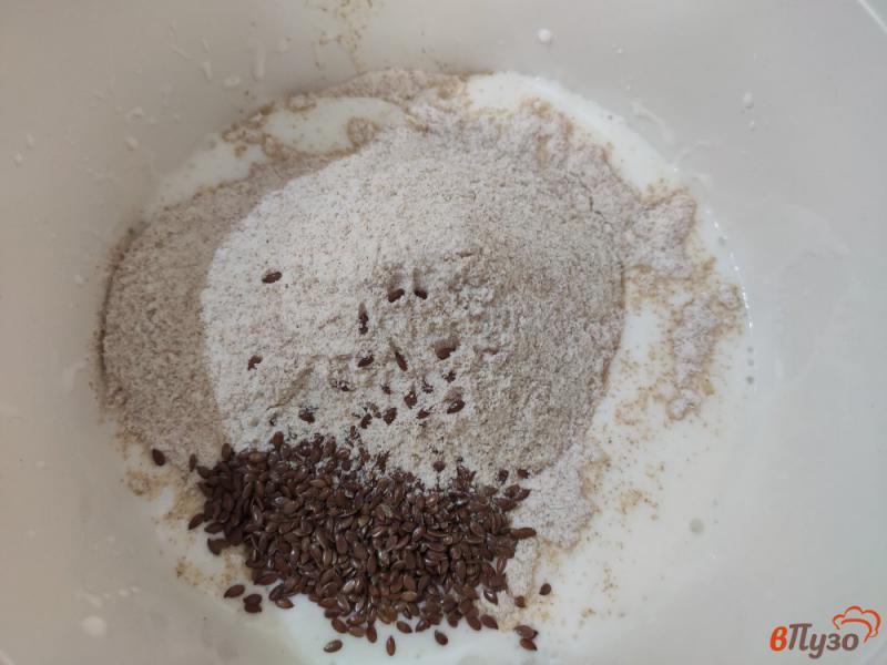 Фото приготовление рецепта: Цельнозерновой хлеб на кефире с семенами льна шаг №2