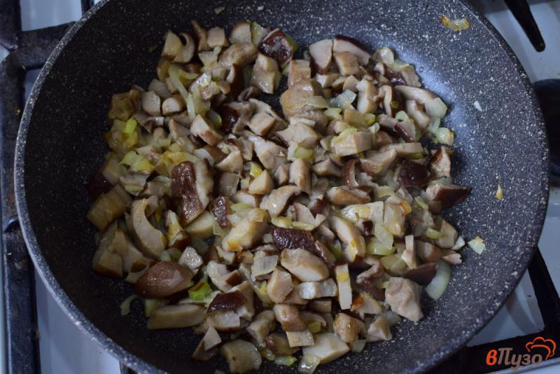 Фото приготовление рецепта: Куриные гнезда с грибами и сыром шаг №2