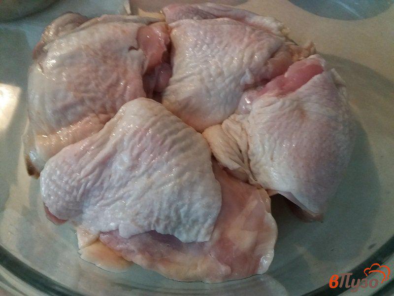 Фото приготовление рецепта: Запечённые куриные бедра шаг №4