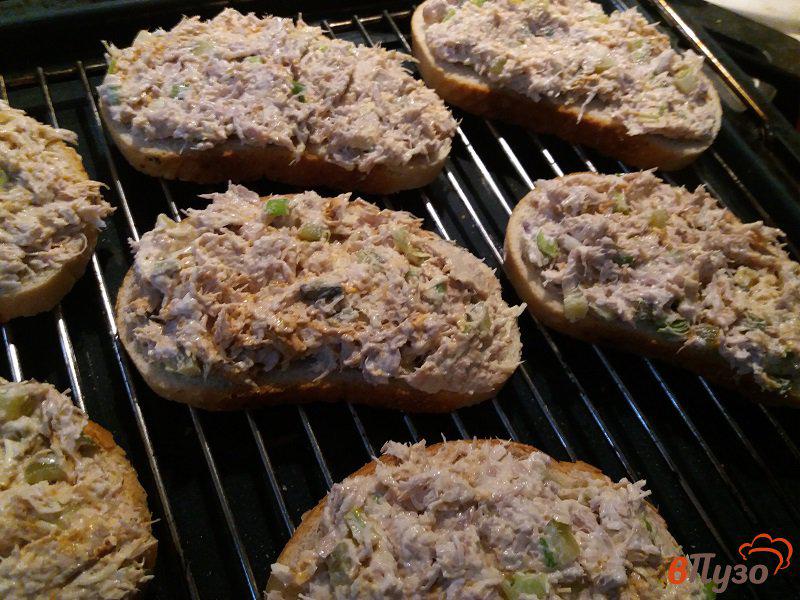 Фото приготовление рецепта: Горячие бутерброды с курицей и маринованными огурцами шаг №6