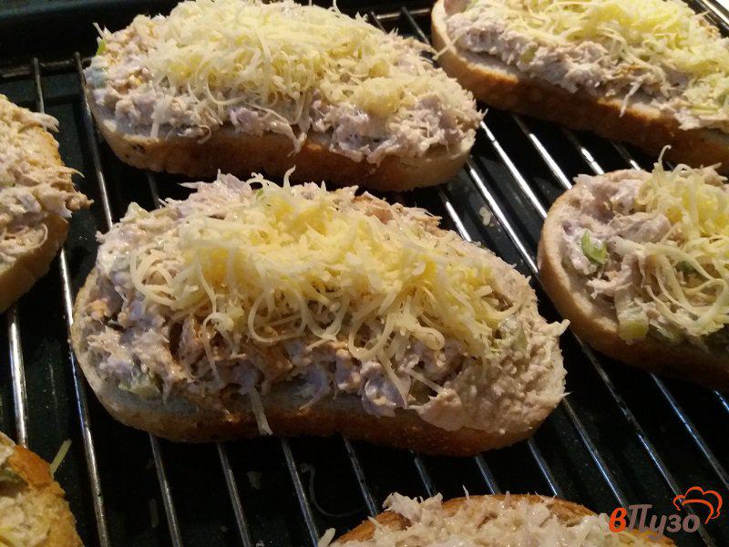 Фото приготовление рецепта: Горячие бутерброды с курицей и маринованными огурцами шаг №7