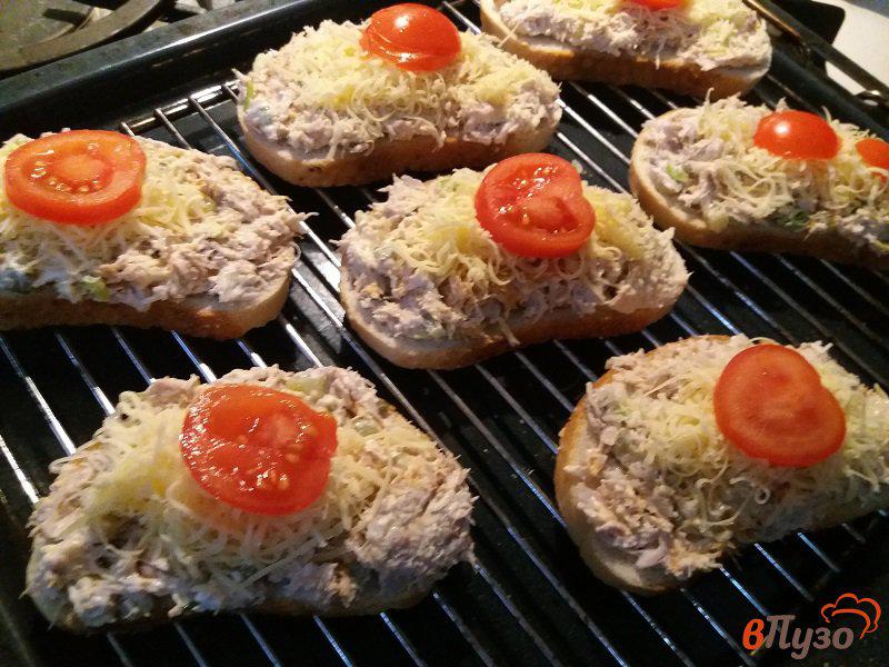 Фото приготовление рецепта: Горячие бутерброды с курицей и маринованными огурцами шаг №8