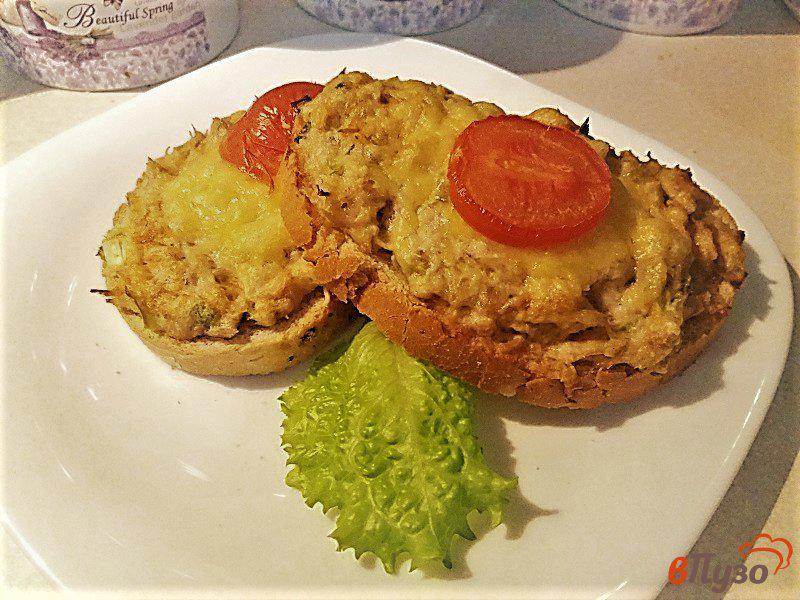 Фото приготовление рецепта: Горячие бутерброды с курицей и маринованными огурцами шаг №11